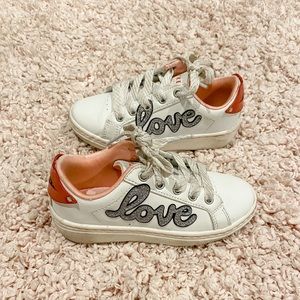 Sketcher tennis shoes